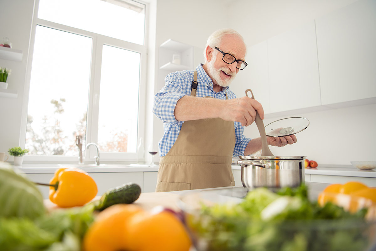 man eating healthy to manage his arthritis