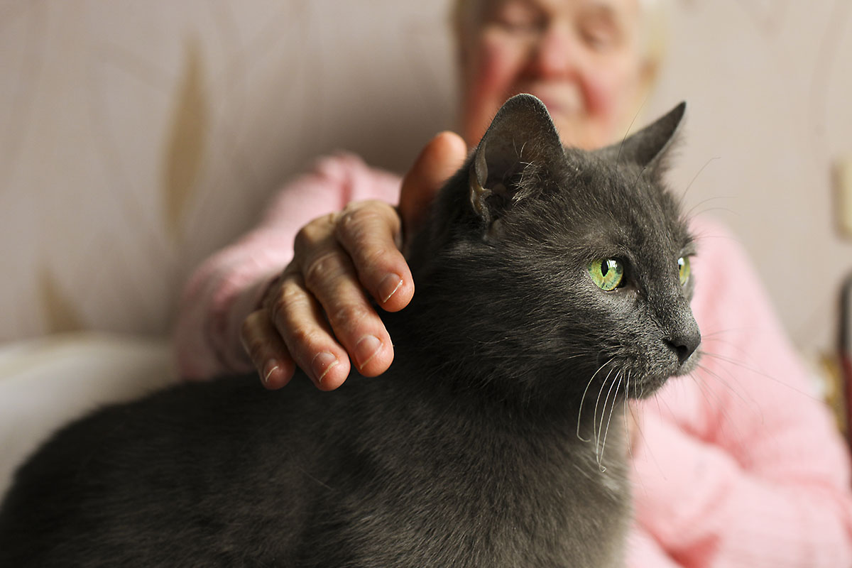 woman enjoying her pet while in senior living