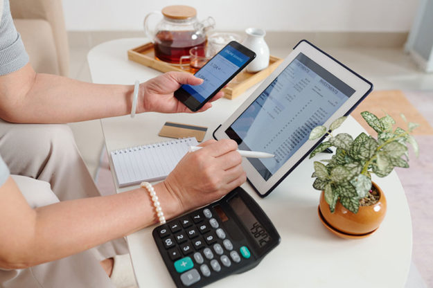 A Guide To Helping Seniors Manage Their Finances