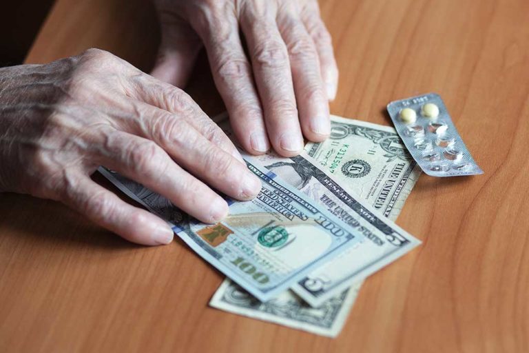 Medicines and money in the hands of a pensioner. Medicines and money in the hands of a pensioner.