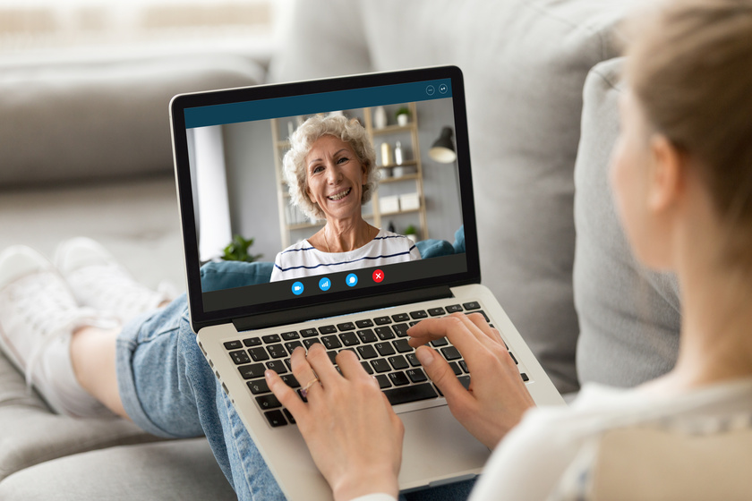 5 Tips To Care For Your Aging Parent From A Distance - Discovery Village