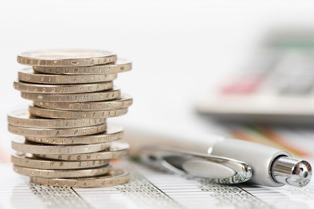 Finanzen und Stapel Euro Münzen auf Chart Finanzen und Stapel Euro Münzen auf Chart