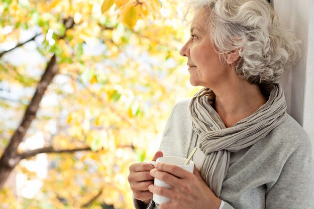 grauhaarige, attraktive Frau genießt den sonnigen Herbst grauhaarige, attraktive Frau genießt den sonnigen Herbst
