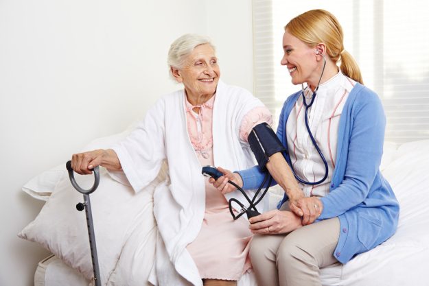 Krankenschwester misst Blutdruck bei Senioren Tips For Touring Senior Retirement Communities In Florida