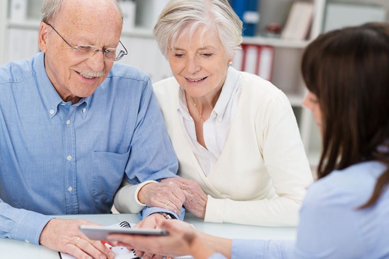 gluckliches-senioren-paar-im-beratungsgesprach glückliches senioren-paar im beratungsgespräch