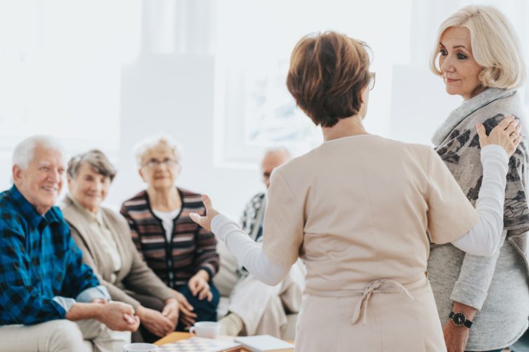 How A Memory Care Center In Grapevine, TX Treats Seniors With Parkinson’s Disease