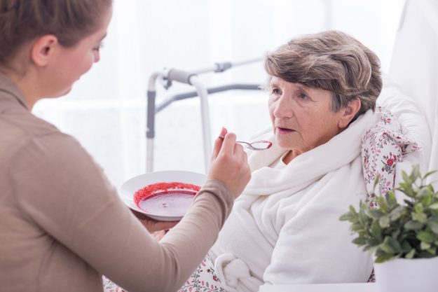 6 Ways A Memory Care Facility Near Wellington, FL, Can Reduce Your Loved One's Eating Anxiety