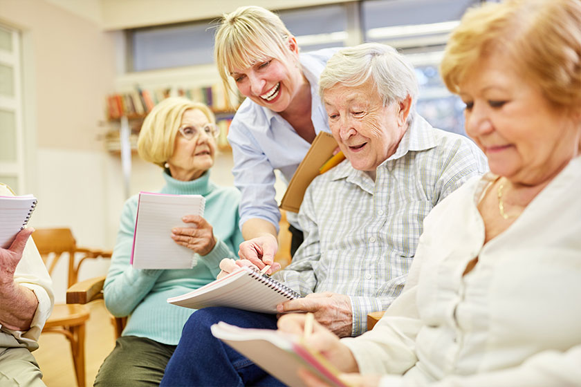 Psychotherapist helps demented seniors Psychotherapist helps demented seniors