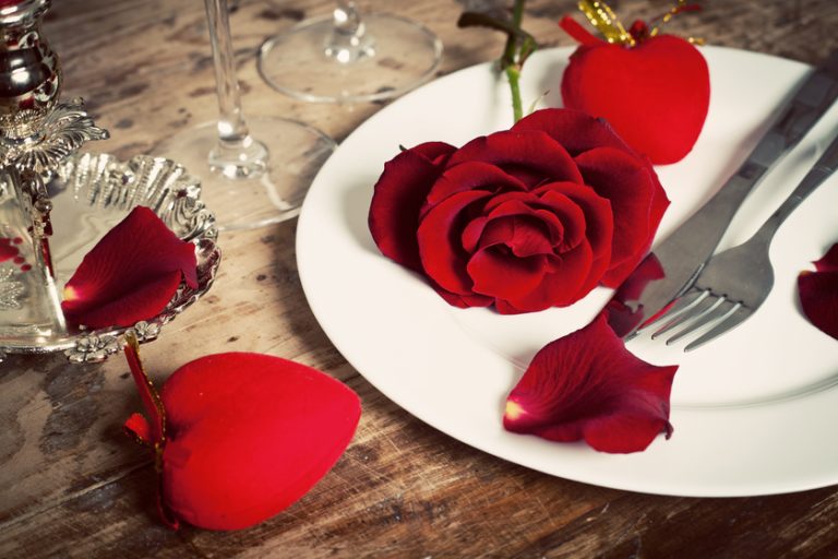 Table setting with red roses on plate – celebrating Valentine’s Planning Valentine's Day With Your Spouse Near Independent Living Homes In Bonita Springs, FL: 6 Restaurants You Can Try
