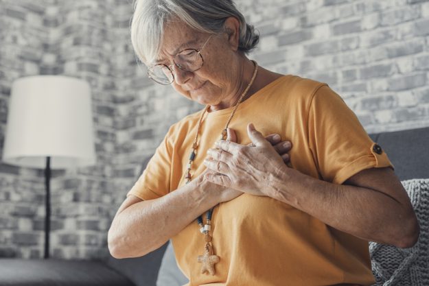 Recognizing The Heart Attack Symptoms In An Elderly Woman
