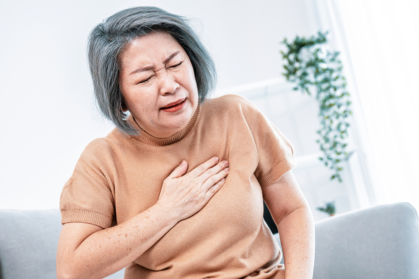 An agonizing elderly woman is experiencing chest pain. An agonizing elderly woman is experiencing chest pain.