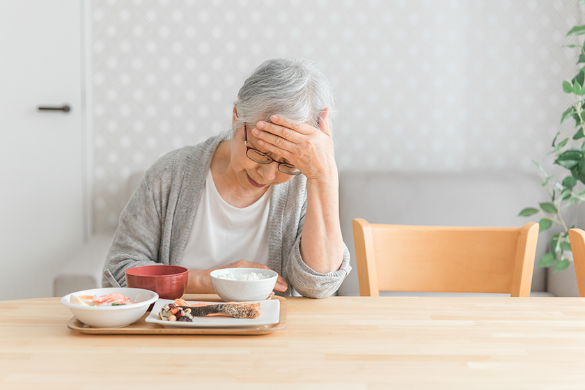 元気がない高齢者女性 元気がない高齢者女性